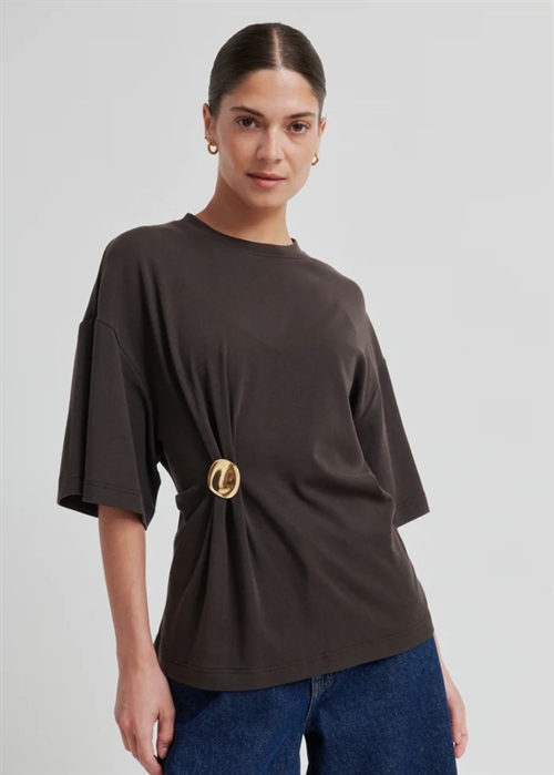 Enora brooch tee Chocolate Torte Second Female