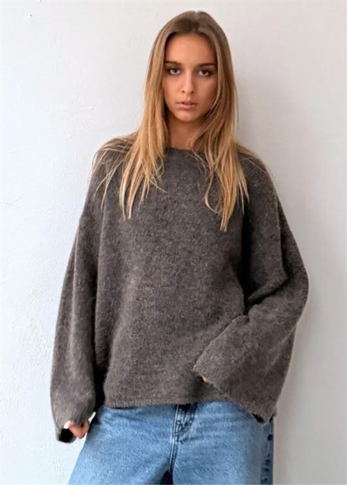 Alba strik Mole Melange Boii Studios 