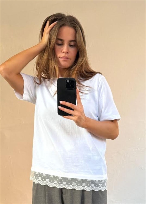 Sam lace tee Hvid Boii Studios 