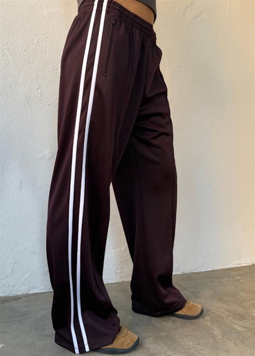 Mia track buks Bordeaux/White Boii Studios 