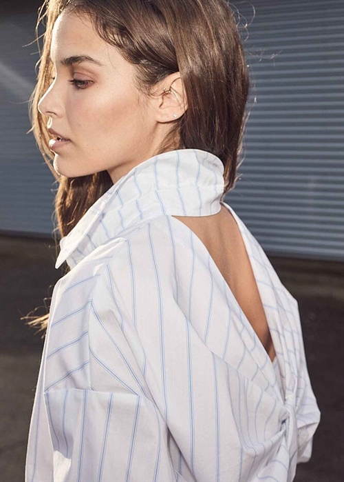 Fine line twist bow skjorte Blue Stripe HAUTE L\'AMITIÈ