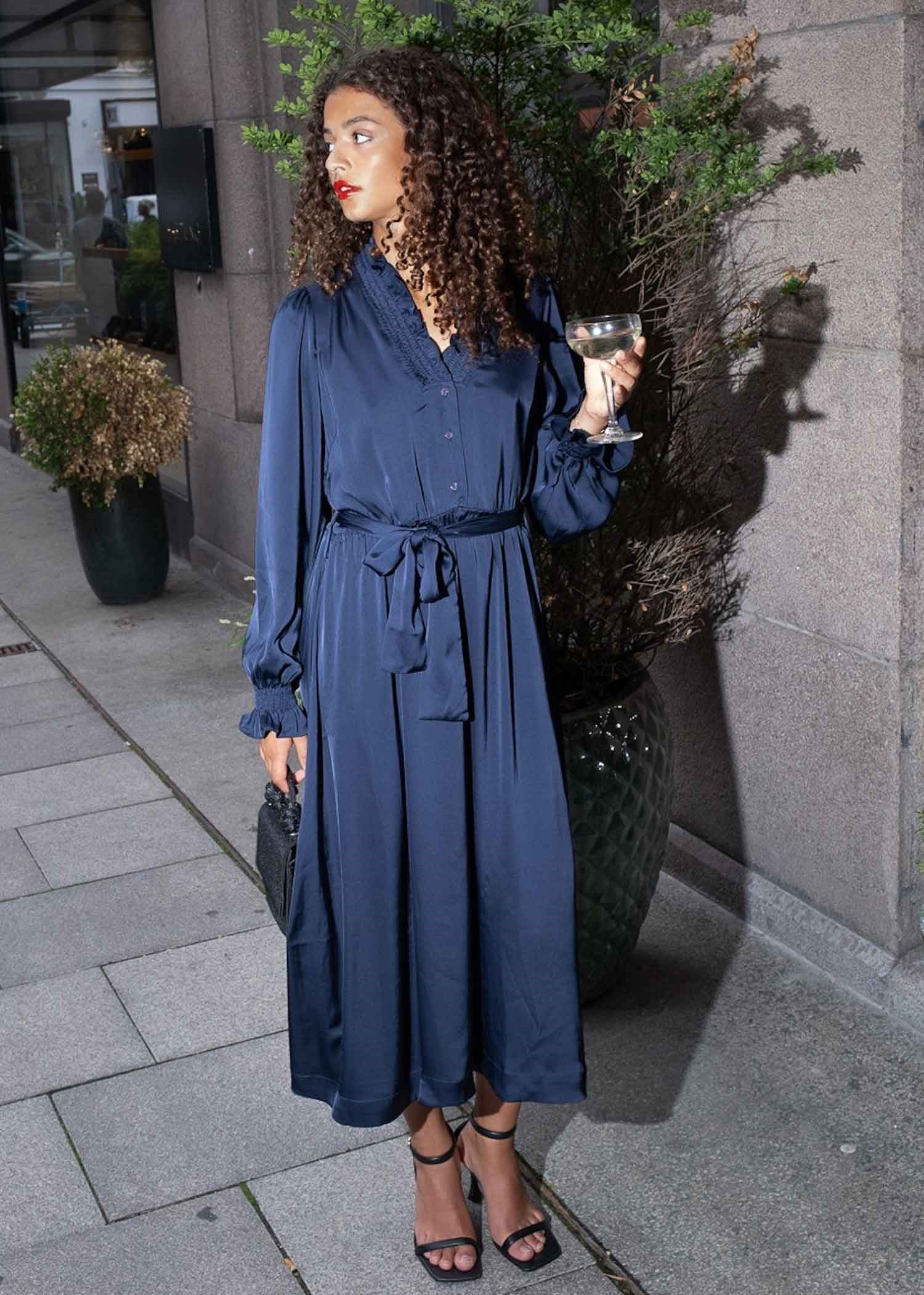 Borelli satin kjole Navy Neo Noir