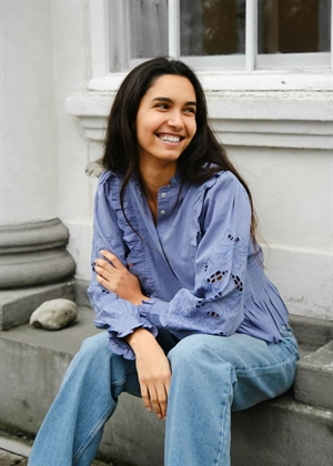 Petrine Embroidery bluse Dusty Blue Neo Noir 