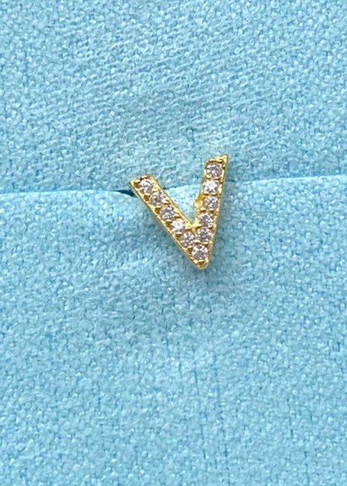 Alphabet crystal stud V Forgyldt Pico 