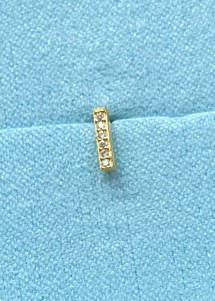 Alphabet crystal stud I Forgyldt Pico 