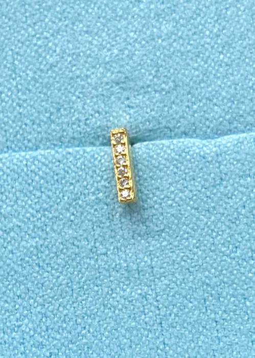 Alphabet crystal stud I Forgyldt Pico 